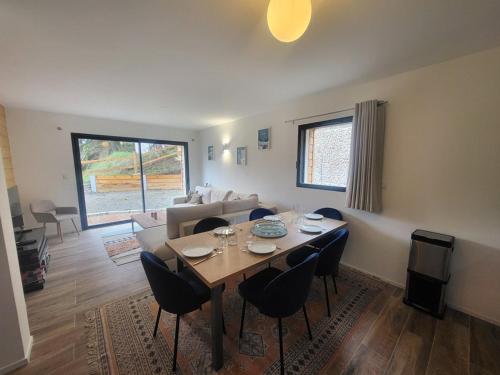 un salon avec une table, des chaises et un canapé dans l'établissement Spacieux appartement 3 chambres, terrasse et jardin à Montgenèvre - FR-1-266-250, à Montgenèvre