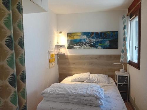 une chambre avec un lit et un tableau au mur dans l'établissement Appartement 4 pers à Seignosse Penon avec terrasse - FR-1-239-1127, à Seignosse
