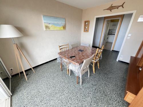 une salle à manger avec une table, des chaises et une lampe dans l'établissement Appartement spacieux à Valras-Plage, accès direct à la plage, jusqu'à 6 personnes - FR-1-781-101, à Valras-Plage