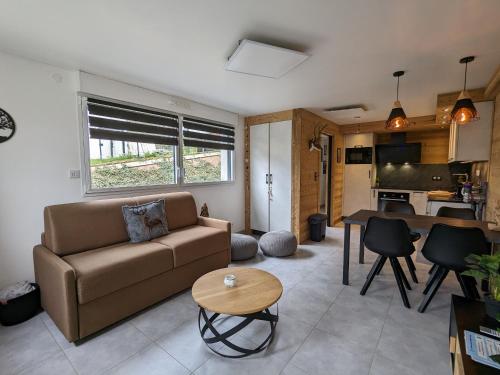 un salon avec un canapé et une table dans l'établissement Appartement familial proche lac et centre à Gérardmer - 4 pers, animaux admis - FR-1-589-818, à Gérardmer