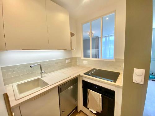 une cuisine avec un évier et un plan de travail dans l'établissement Appartement rénové proche lac avec parking - FR-1-432-93, à Annecy