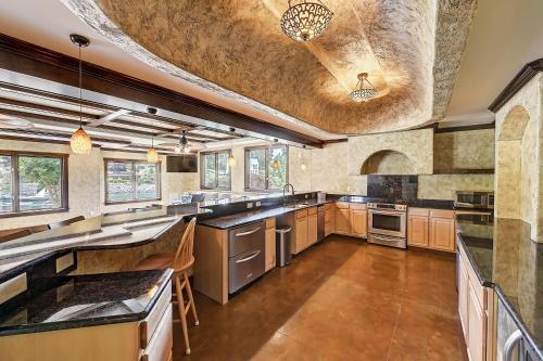 Dapur atau dapur kecil di Island Point by AvantStay Sleeps 18 Dock