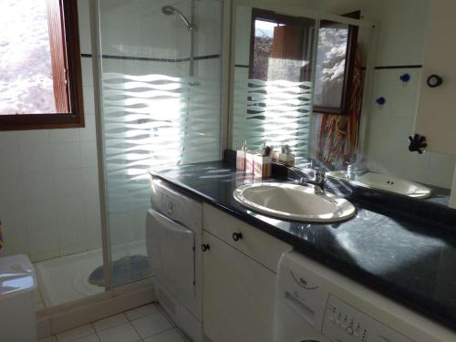 une salle de bain avec un lavabo et une douche dans l'établissement Appartement lumineux 64m², 6 personnes, vue sur montagnes - FR-1-458-230, au Grand-Bornand