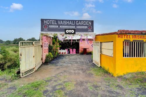 an open gate to a hotel waikiki garden at Hotel O Vaishali Garden in Rānchī