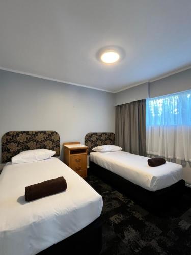 Postel nebo postele na pokoji v ubytování Beetham Park Motel