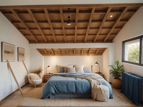 ein Schlafzimmer mit einem Bett und einer Holzdecke in der Unterkunft La Folie Giverny - Villa Premium - 3 Suites VIP - 8 Pièces 150M2- Centre Village - Maison privatisée -Jardin paysagé - Parking- in Giverny