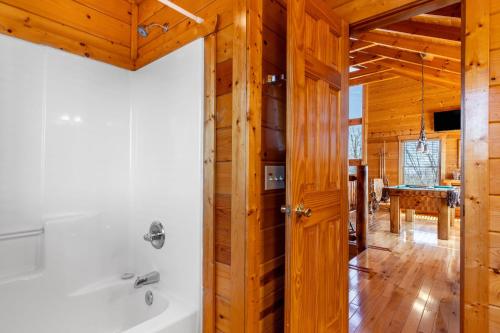 Ένα μπάνιο στο Misty Mountain by AvantStay Hot Tub Mountain Views Theater Pool Table