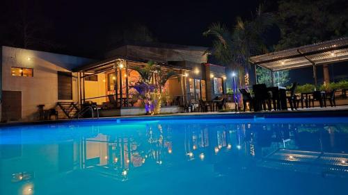 una piscina di fronte a una casa di notte di Hotel Soliman a Marcala