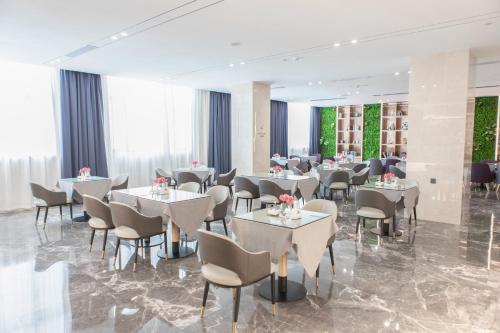a restaurant with tables and chairs in a room at Lavande Hotel Dongguan Dongkeng in Dongguan