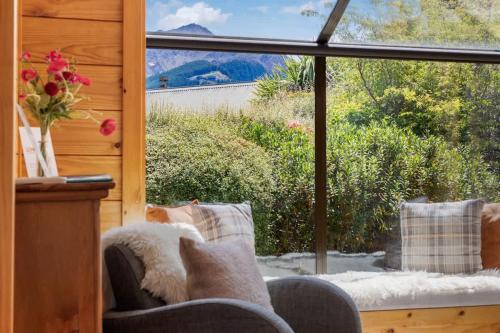 皇后镇Tranquil Heights的客厅设有窗户和沙发