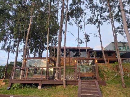a tree house in the middle of a forest at Cabana Fé Miguel Pereira Chalé Para Casal no Centro MP in Miguel Pereira