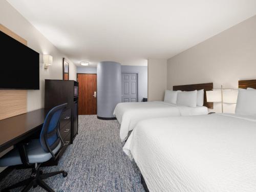 Postel nebo postele na pokoji v ubytování Garner Hotel Topeka West by IHG
