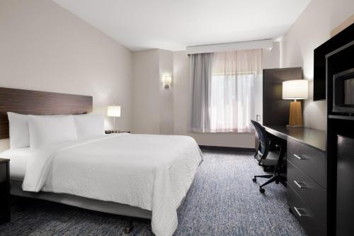 Postel nebo postele na pokoji v ubytování Garner Hotel Topeka West by IHG