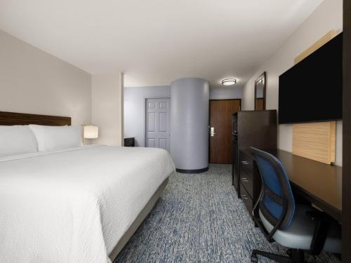 Postel nebo postele na pokoji v ubytování Garner Hotel Topeka West by IHG