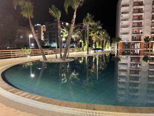View of flamingosの敷地内または近くにあるプール
