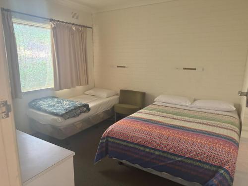 a small room with two beds and a window at Ovensview On Riverside in Bright
