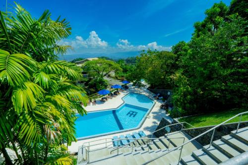 an overhead view of a swimming pool in a resort at Hotel Topaz in Kandy