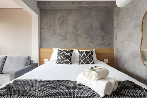 a bedroom with a bed with towels on it at Nik Perdizes in Sao Paulo