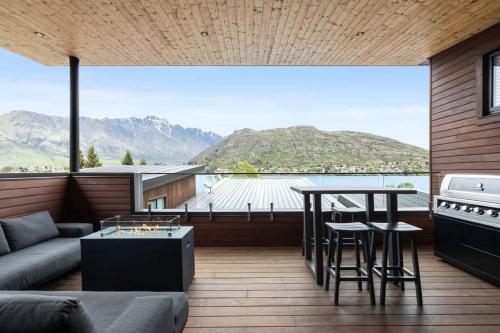 una sala de estar con un sofá y una mesa en Kohatu Ora, en Queenstown