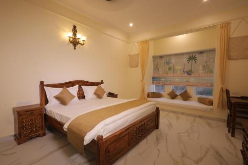 En eller flere senge i et værelse på Agastya Vilas Resort