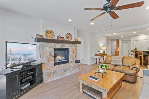 TV a/nebo společenská místnost v ubytování Trail's End Lodge At Deer Valley Resort - Two Bedroom Residence With Den And Spa #103