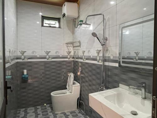 a bathroom with a toilet and a sink at Mộc Homestay in Mộc Châu