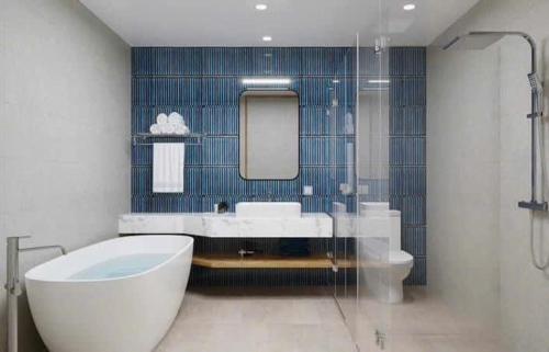 une salle de bain avec une baignoire, un lavabo et un miroir dans l'établissement Khách sạn IBIZA Hải Tiến - Căn hộ IB15A06 Premier Ocean, à Nam Khê