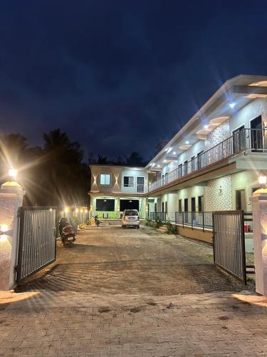 Bangunan di mana terletaknya rumah tamu ini