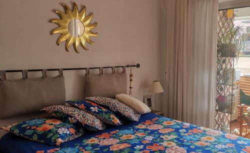 - une chambre avec un lit doté d'oreillers et d'un miroir dans l'établissement App centre 200m plage, à Fréjus