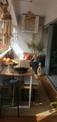 une table et des chaises dans une pièce avec une table dans l'établissement App centre 200m plage, à Fréjus