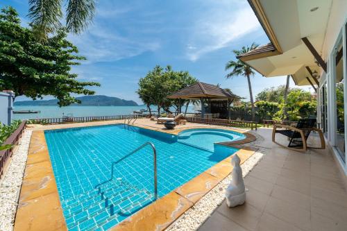 Πισίνα στο ή κοντά στο V195 Beach Front Phuket Villa 3BR Private Retreat