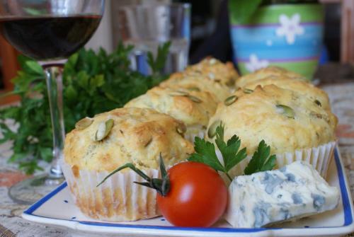 een bord muffins met tomaten en een glas wijn bij Casa Porumbacu 295 in Porumbacu de Sus