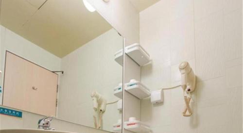 ein Badezimmer mit Spiegel und Waschbecken in der Unterkunft Jinjiang Inn Shenyang Xinggong North Street METRO in Shenyang