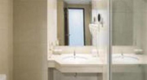 Ένα μπάνιο στο CLARO Makassar Hotel & Convention