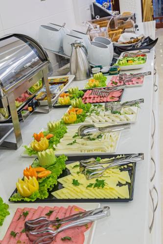 Una línea de buffet con muchos tipos diferentes de comida. en Grand Naki Hotel, en Estambul