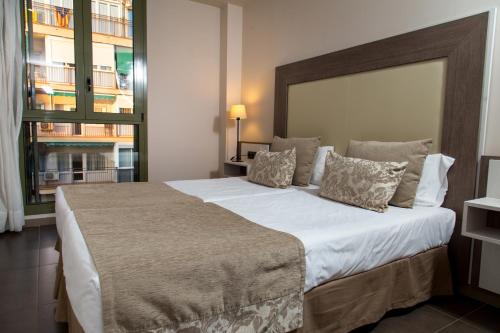 a bedroom with a large bed in a room at Pierre & Vacances Barcelona Sants in Barcelona