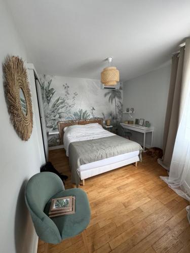 - une chambre avec un lit et une chaise verte dans l'établissement Le Clos Les Brunes, à Limoges