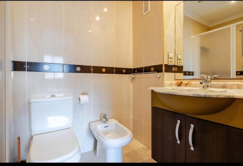 Ένα μπάνιο στο Apartamento con Vista al Mar