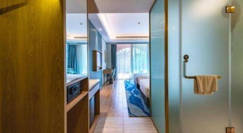 Ένα ή περισσότερα κρεβάτια σε δωμάτιο στο Emerald Bay Hotel