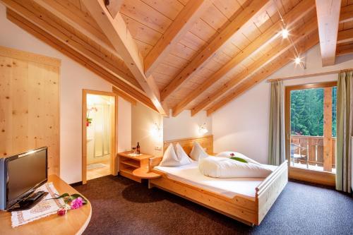 A bed or beds in a room at Hotel Wieslhof