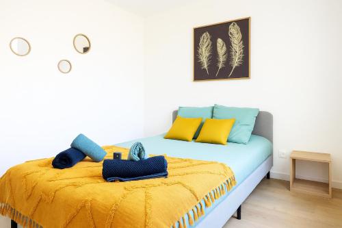 ヴァランスにあるCosy Nest - parking - Netflixのベッドルーム1室(黄色と青の枕付きのベッド1台付)