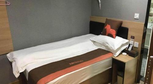 a small bed in a room with at Jun Hotel Jiangsu Nanjing Gulou District Gupinggang in Nanjing