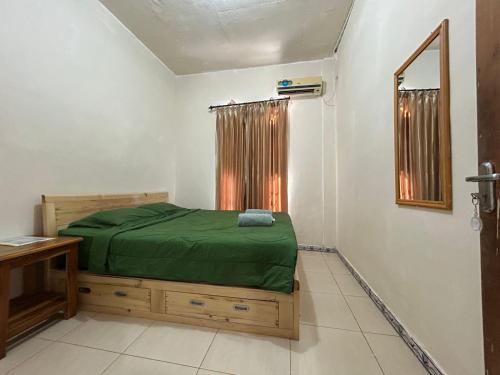 Katil atau katil-katil dalam bilik di FOUR-G Home Stay & Komodo Tour