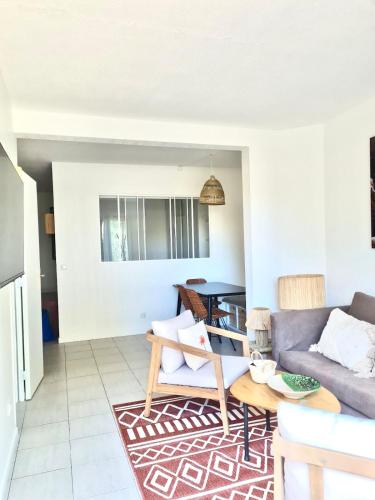 un salon avec un canapé et une table dans l'établissement Rez de jardin 400 m de la mer, à Cavalaire-sur-Mer