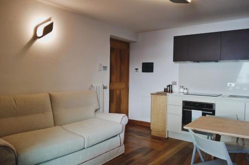un soggiorno con divano e tavolo di Maison Carrel Elegant 12 a Breuil-Cervinia