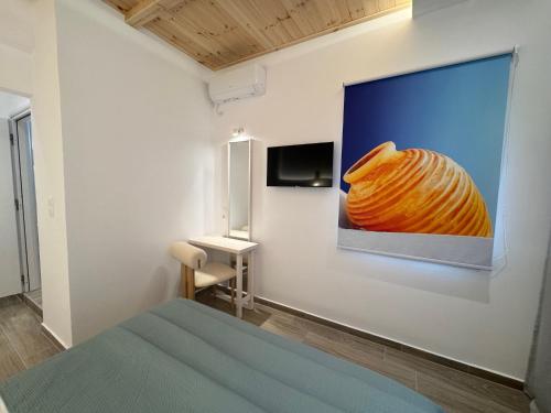 Μια τηλεόραση ή/και κέντρο ψυχαγωγίας στο Patras Rooms est 1990