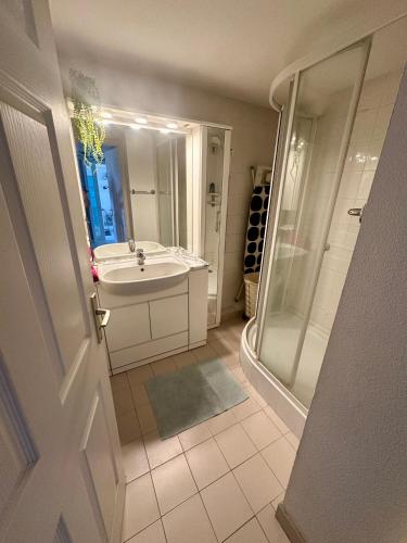 une salle de bain avec un lavabo et une douche dans l'établissement Oreeduloup - Calypso T3 vue mer, à Fréjus