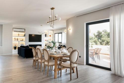 Luxury 3-BD condo with 80sqm balcony in Glifada