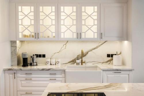 Luxury 3-BD condo with 80sqm balcony in Glifada