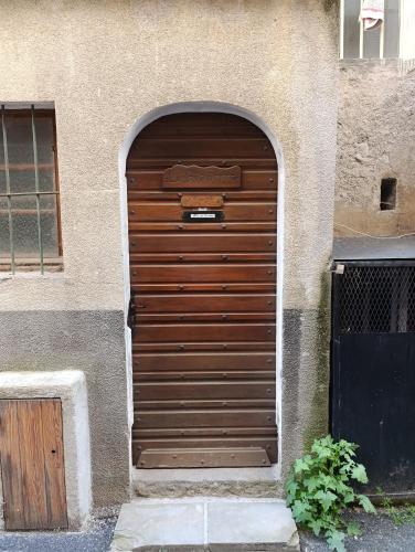 une grande porte en bois dans un bâtiment dans l'établissement Séjour dans la cité fortifiée, à Colmars